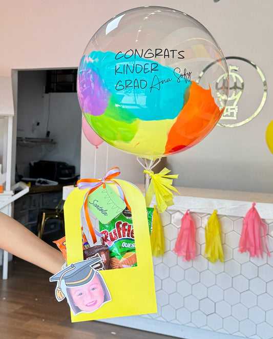 Arreglo GRAD canasta con dulces y globo