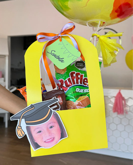 Arreglo GRAD canasta con dulces y globo