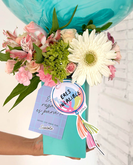 Arreglo de flores con globo aqua