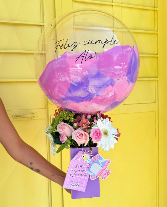 Arreglo de flores con globo morado