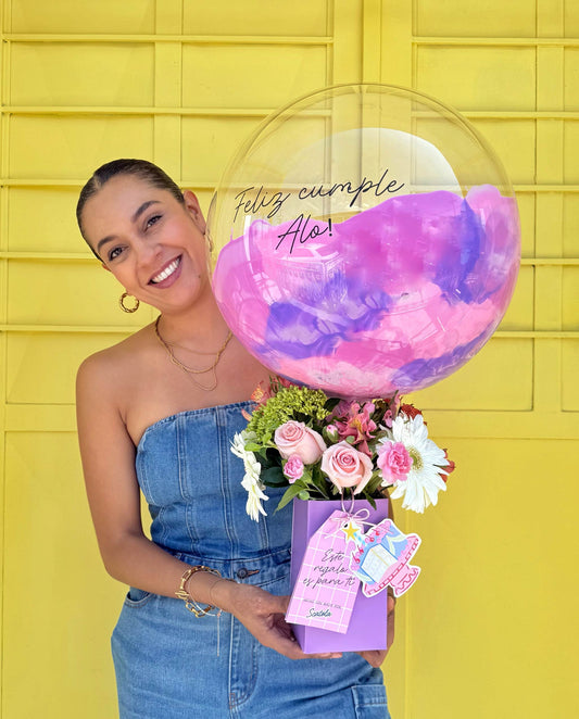 Arreglo de flores con globo morado