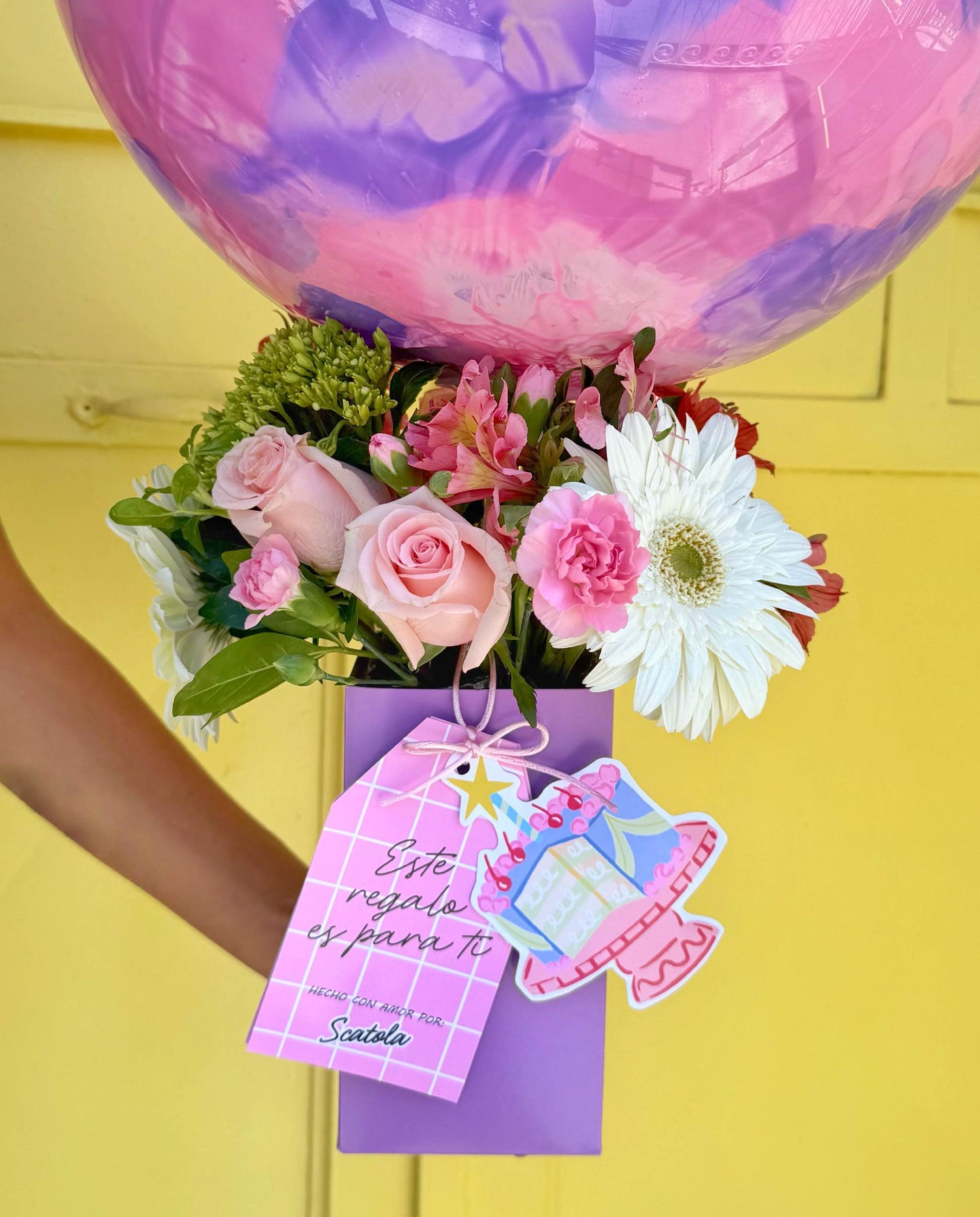 Arreglo de flores con globo morado