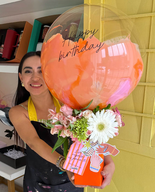 Arreglo de flores con globo naranja