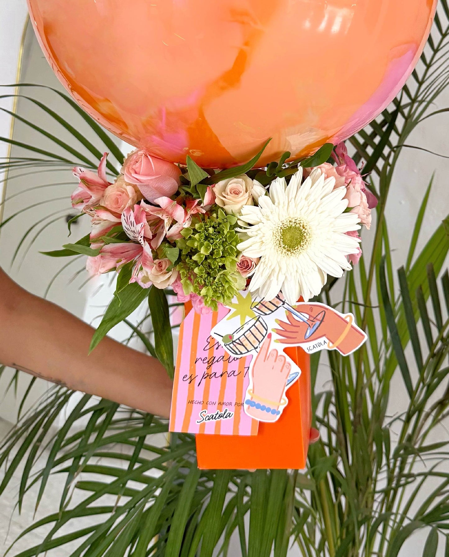 Arreglo de flores con globo naranja
