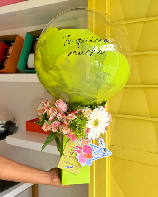 Arreglo de flores con globo verde