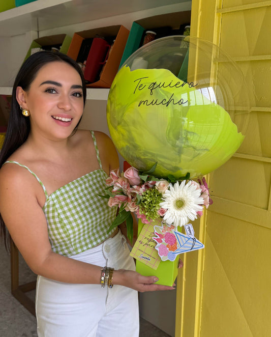 Arreglo de flores con globo verde