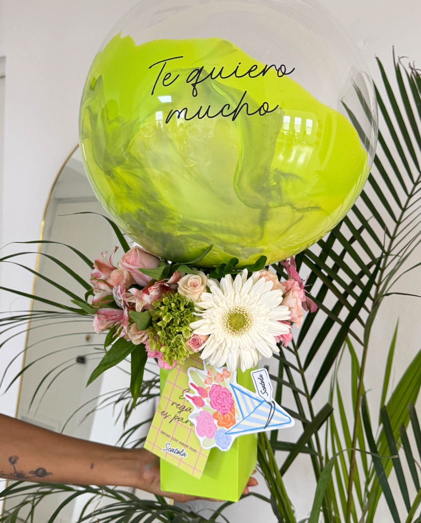 Arreglo de flores con globo verde