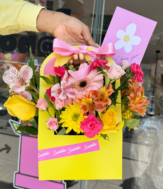 Canasta de flores amarilla