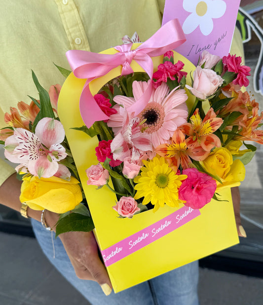 Canasta de flores amarilla