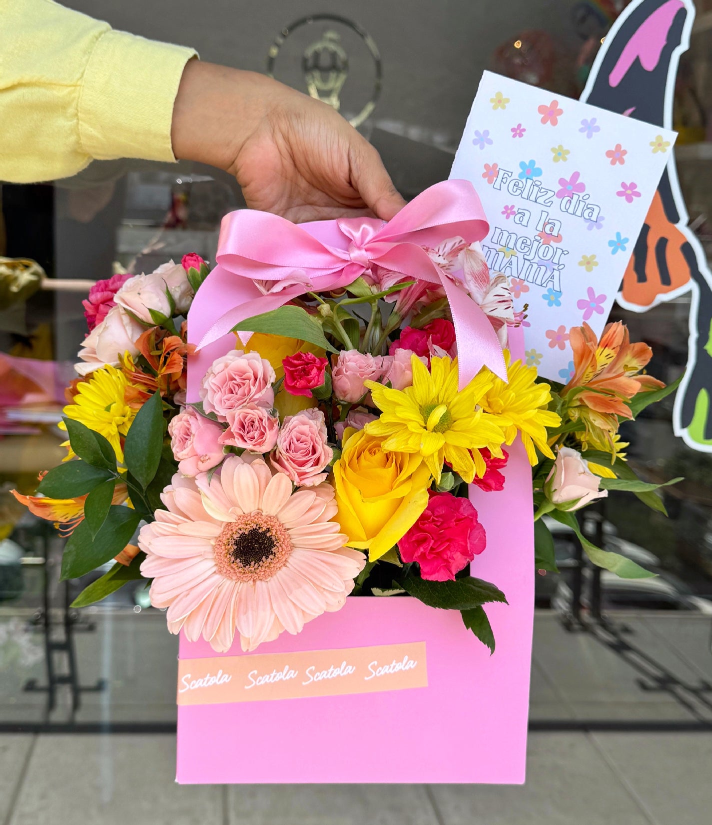 Canasta de flores rosa