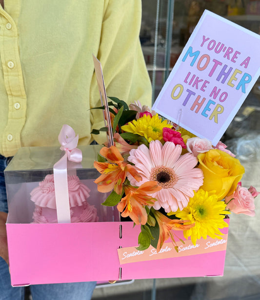 Arreglo de flores y pastel