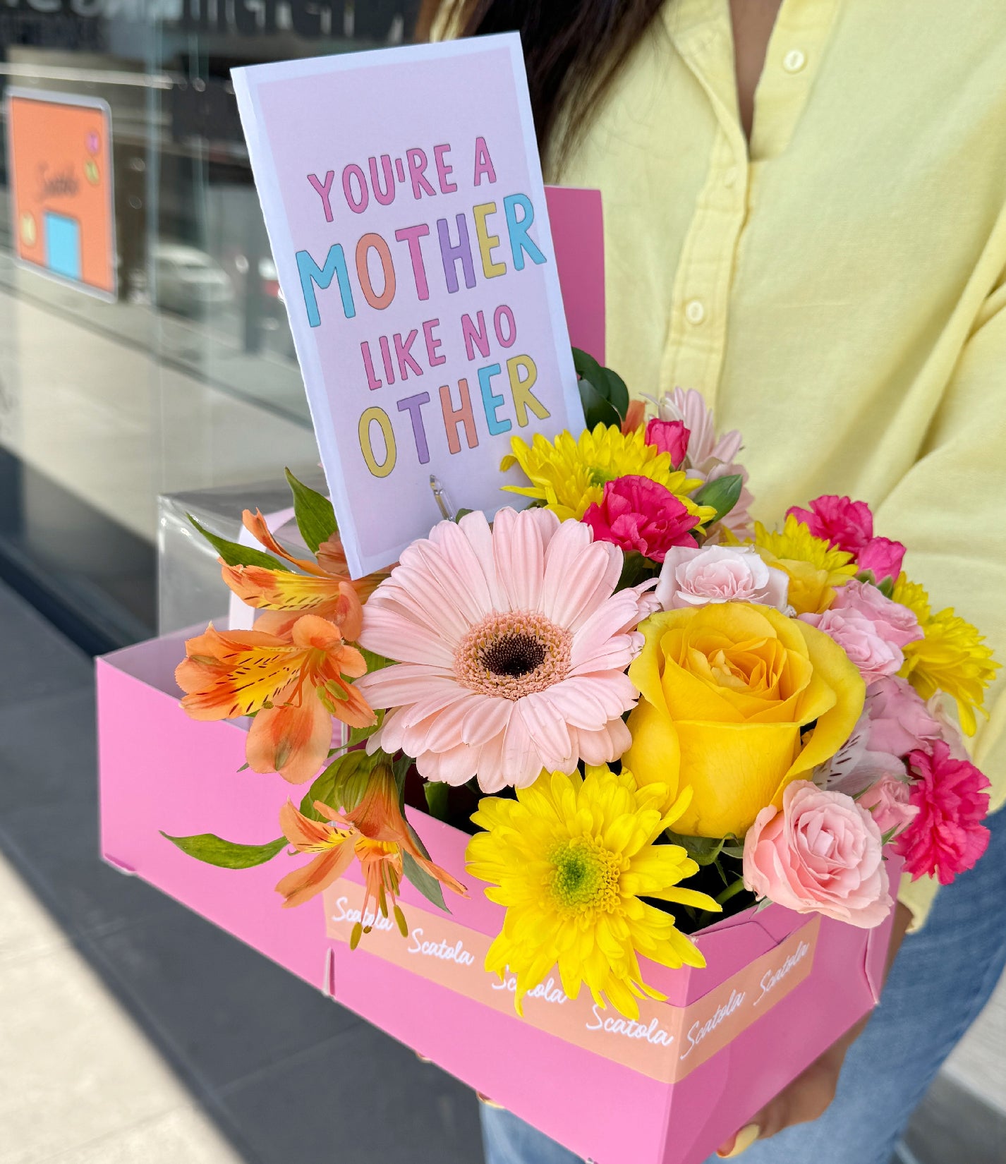 Arreglo de flores y pastel