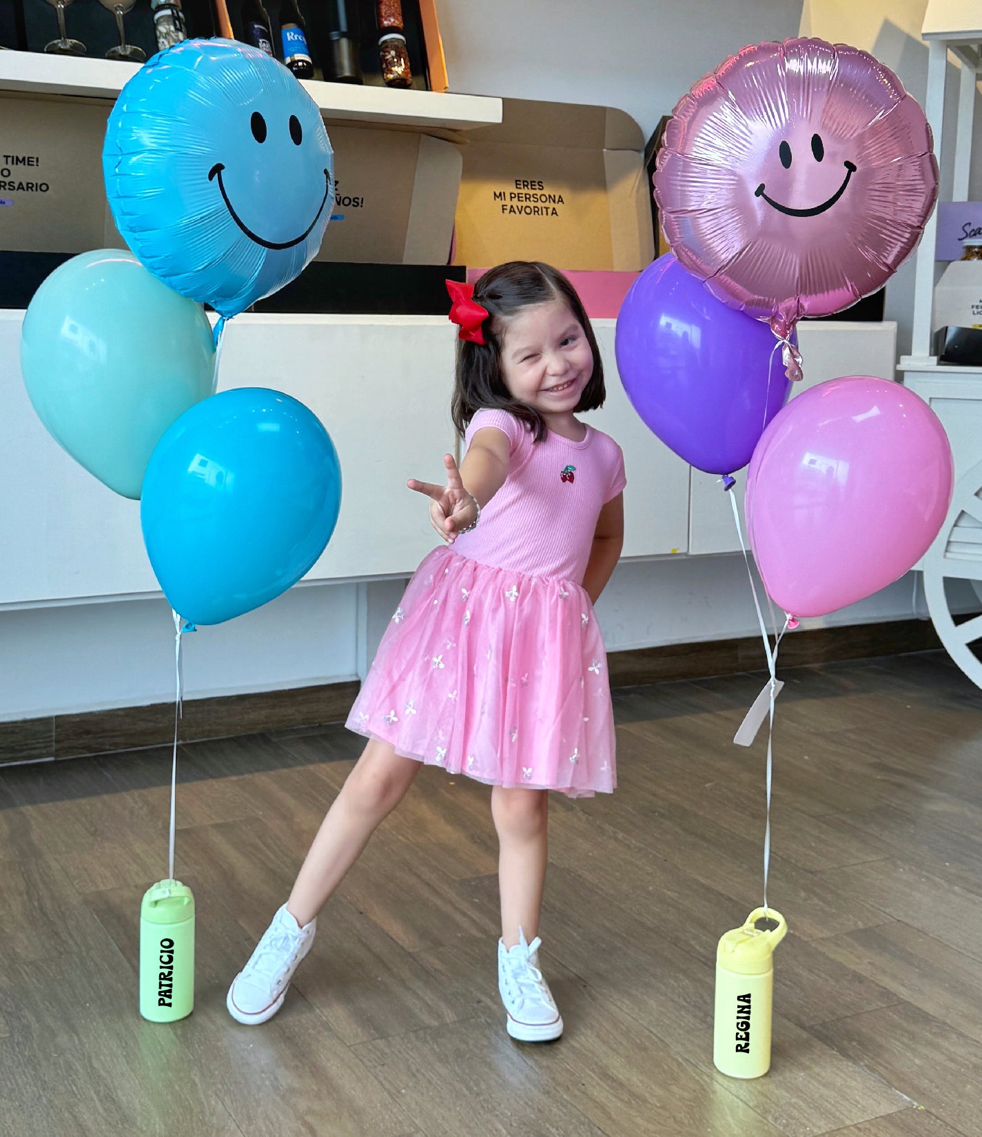 Termo con globos felices.