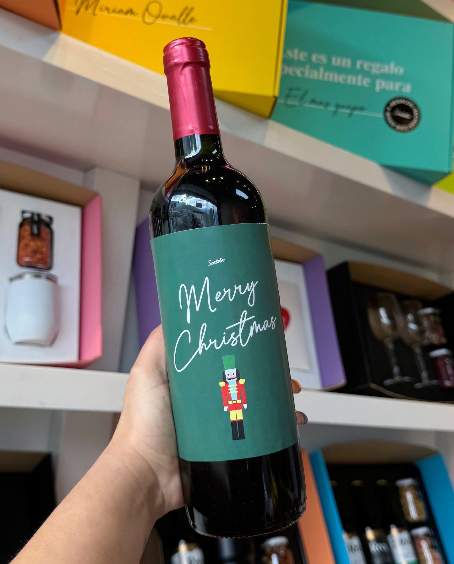 Vino tinto con etiqueta navideña