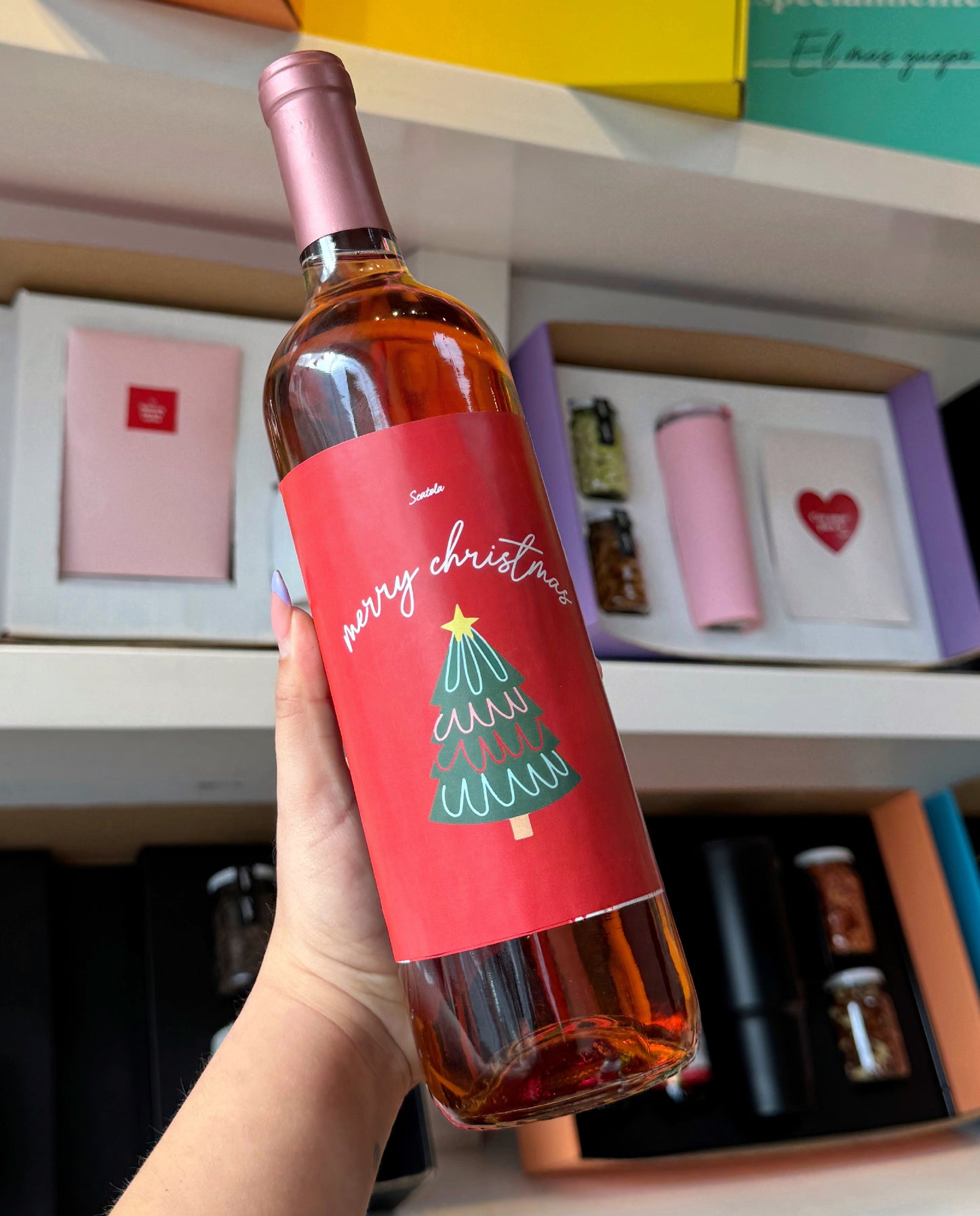 Vino rosado con etiqueta navideña