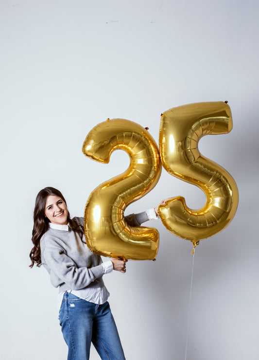 Globo de número gigante dorado