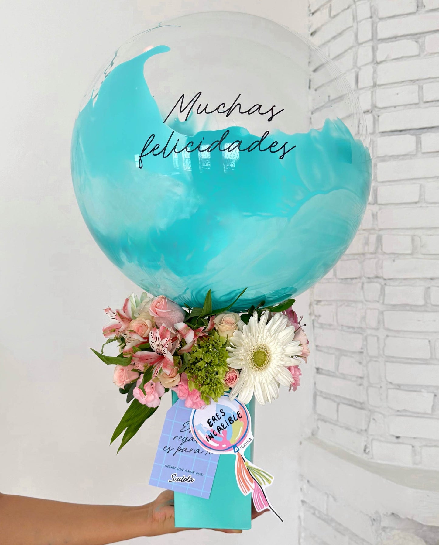 Arreglo de flores con globo aqua