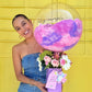 Arreglo de flores con globo morado