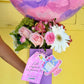 Arreglo de flores con globo morado