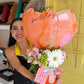 Arreglo de flores con globo naranja