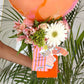 Arreglo de flores con globo naranja