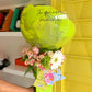 Arreglo de flores con globo verde