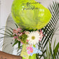 Arreglo de flores con globo verde