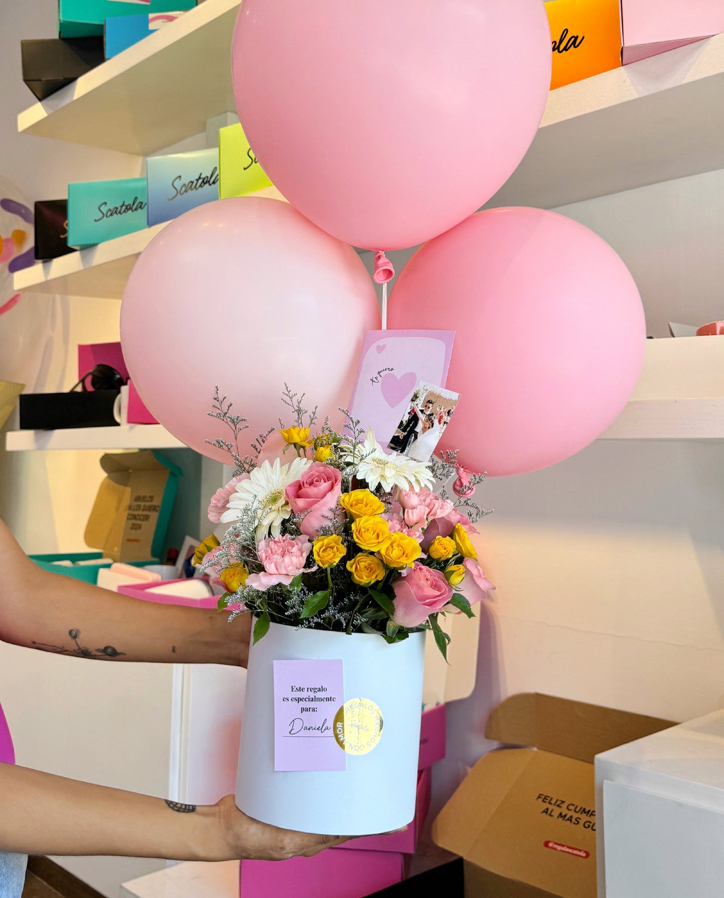 Arreglo Flowers con globos