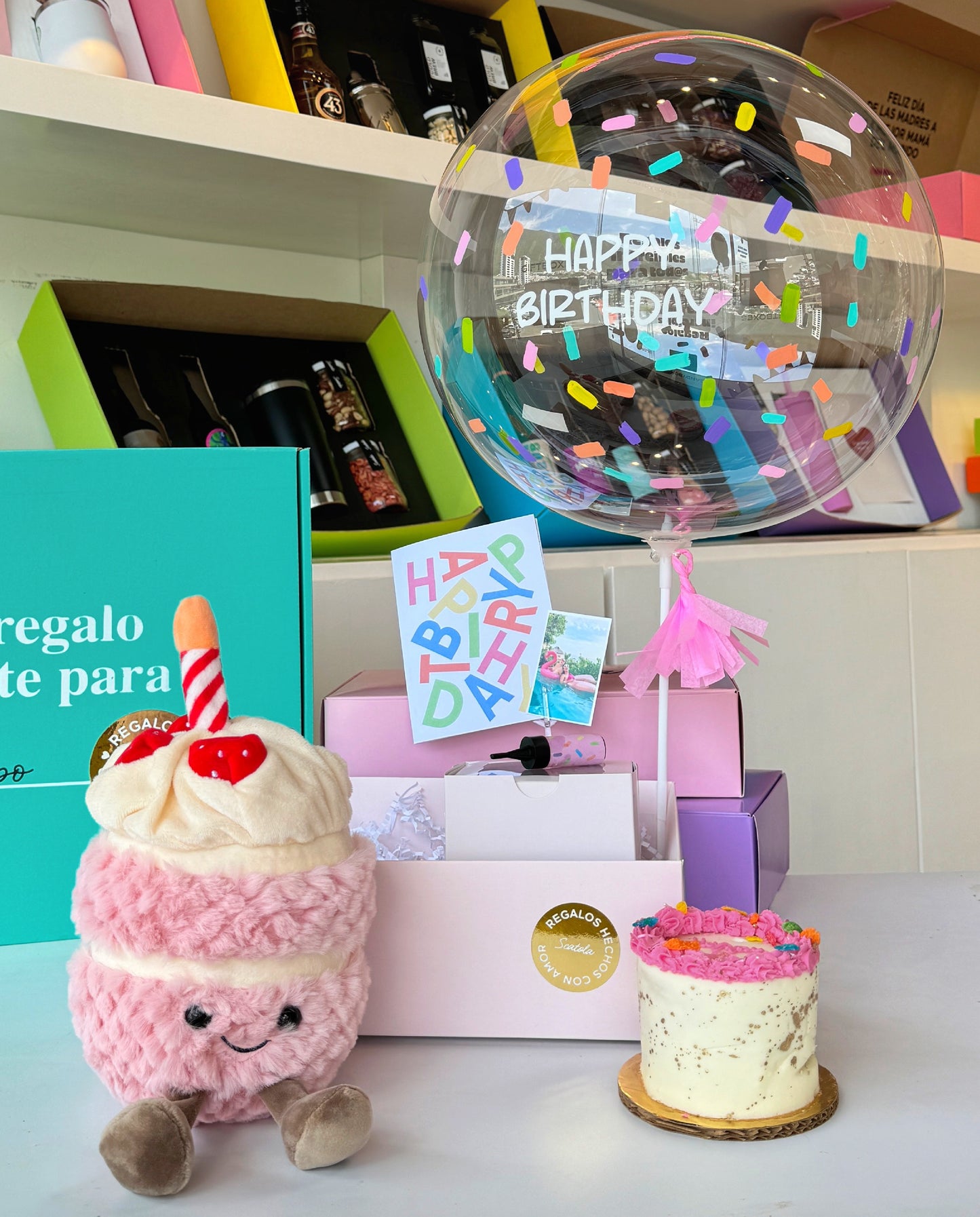 Birthday Basket con cupcake de peluche