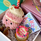 Birthday Basket con cupcake de peluche