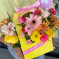 Canasta de flores amarilla