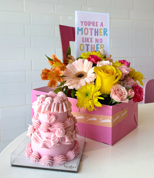 Arreglo de flores y pastel